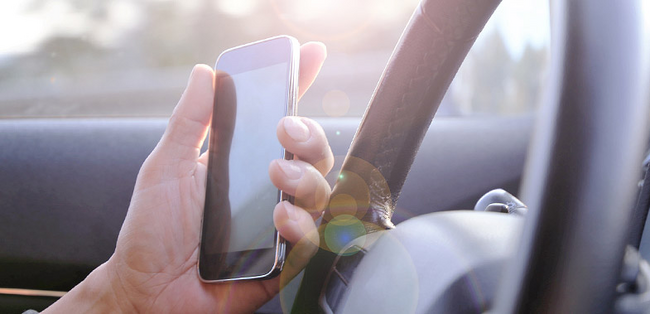 olg-celle-mobiltelefon-darf-am-steuer-eines-pkws-gehalten-werden