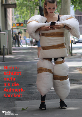 Arbeitsschutzplakat: Denn nichts schützt mehr als Aufmerksamkeit