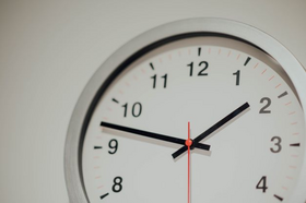 Die fehlerhafte Installation der Wanduhr in der Turnhalle