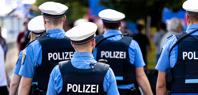 vg-duesseldorf-tragen-von-polizeiuniform-auf-privater-mottoparty-kann-entlassung-aus-dem-dienst-rechtfertigen