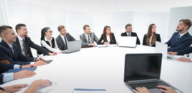 Chefjuristen sitzen immer h&auml;ufiger mit am Vorstandstisch